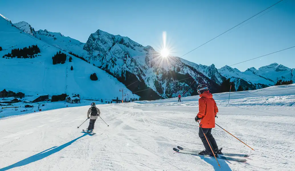 Deux Skieurs au soleil sur le domaine skiable de Manigod